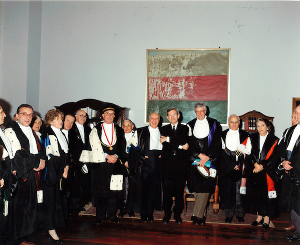 IAA 1997/1998 - Il Presidente della Camera Violante insieme al Magnifico Rettore Pontreoli e ai Togati in posa di fronte alla prima bandiera tricolore che gli studenti guidati da Goffredo Mameli sventolarono nelle strade di Genova il 10 settembre 1847 per l'anniversario della cacciata degli austriaci