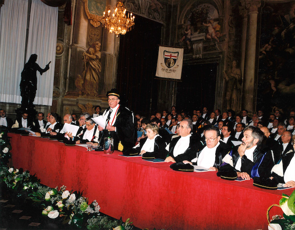 IAA 2000/2001 - Il Magnifico Rettore Pontremoli durante il suo discorso inaugurale nell’Aula Magna del Palazzo dell’Università di Genova