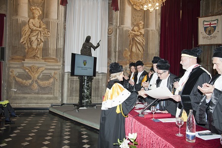Ornella Barra riceve la pergamena di laurea dal Rettore