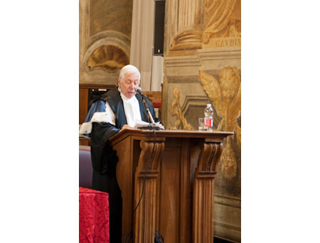 Il prof. Giovanni Battista Pittaluga pronuncia la laudatio