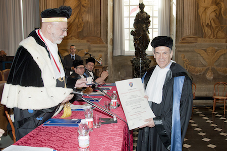 Carlo Cottarelli riceve la pergamena di laurea dal Rettore