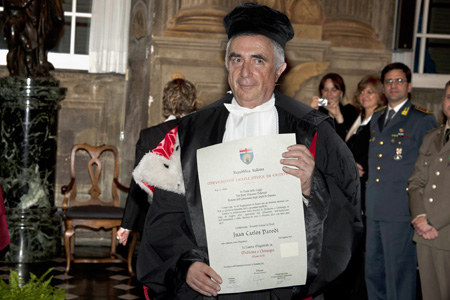 Juan Carlos Parodi mostra la pergamena di laurea
