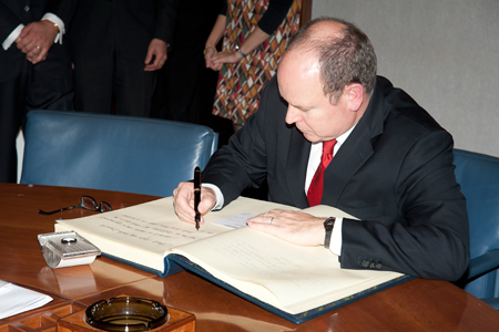 Il Principe Alberto II di Monaco firma il registro