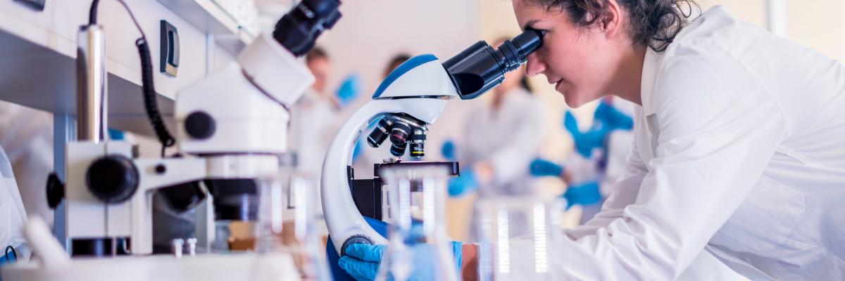 ricercatrice in laboratorio