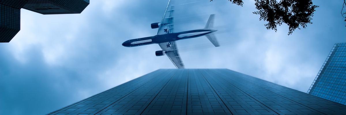 un aereo sulla città