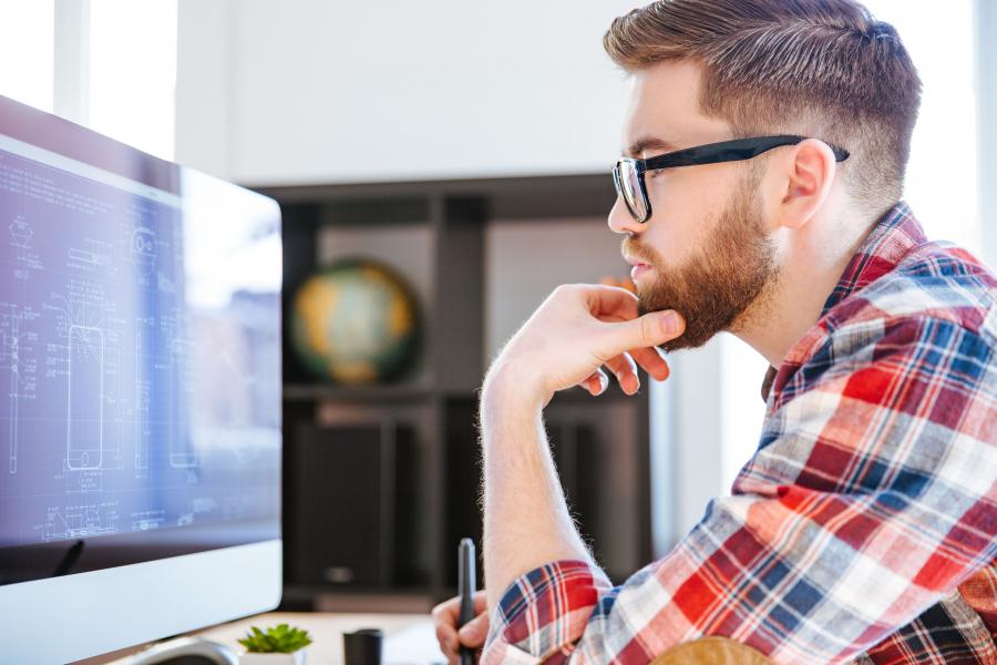 Uomo davanti a un Mac