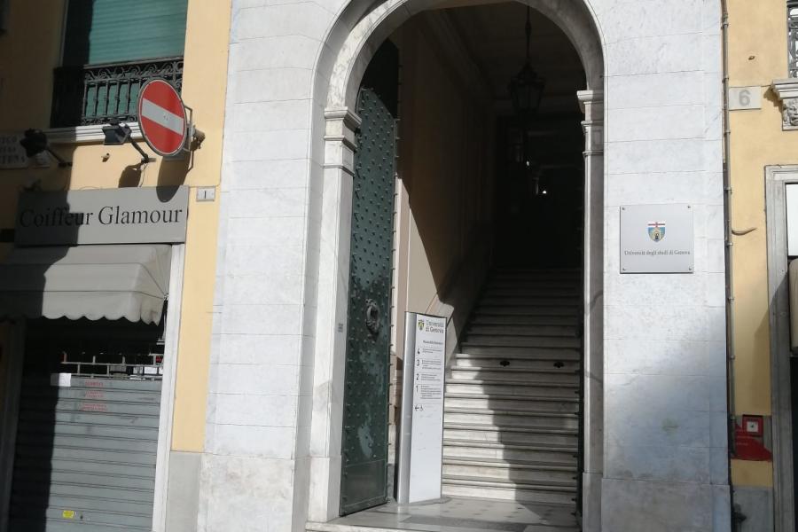 Ingresso principale della sede degli uffici del Settore sito in Piazza della Nunziata 6