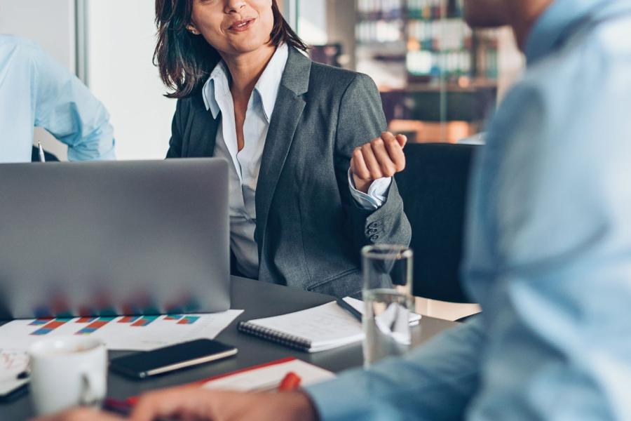 gruppo uomini e donne al lavoro di fronte a un pc 