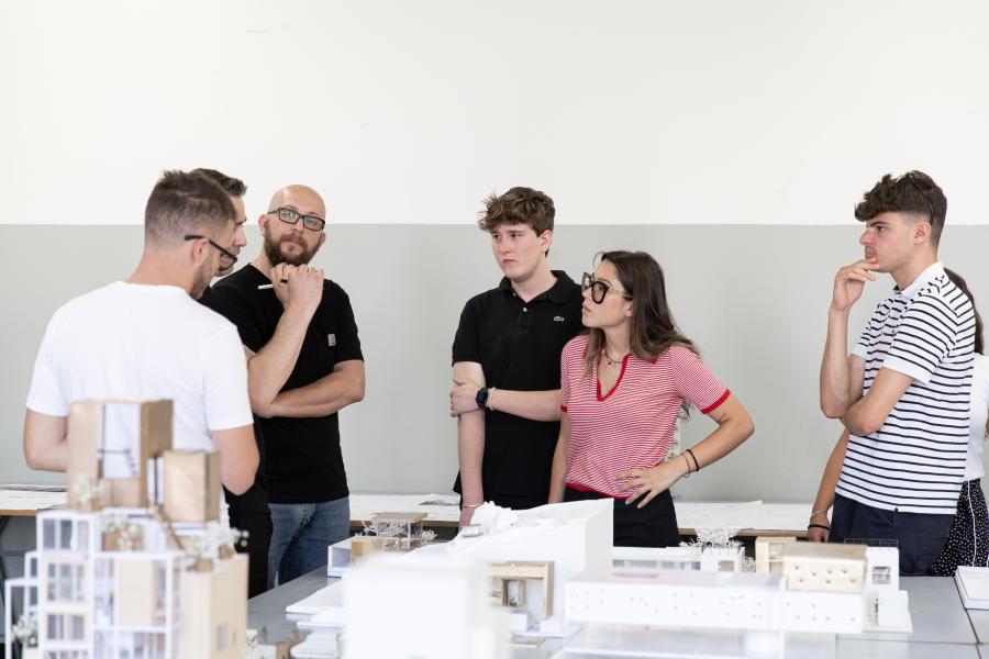 Studenti all' esame finale del Laboratorio di Architettura