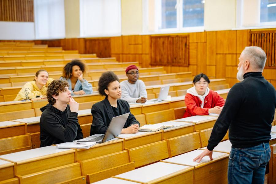 Docente e studenti in aula